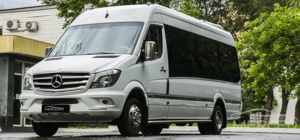 Микроавтобус Mercedes Sprinter белый