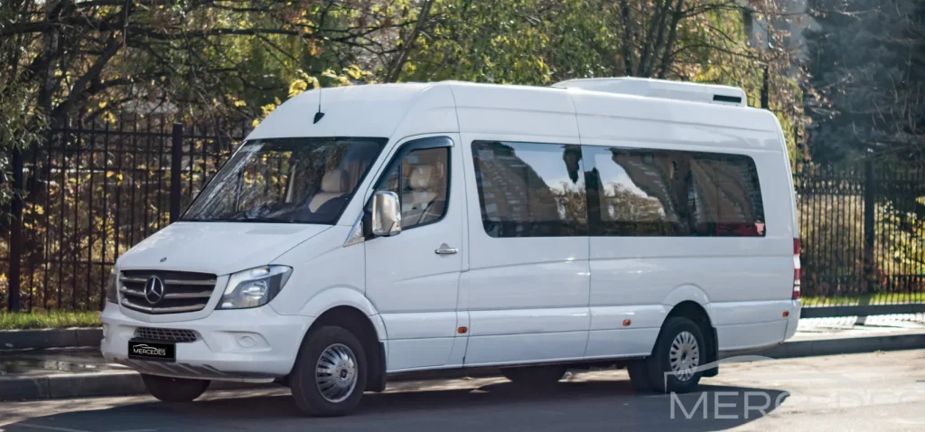 Микроавтобус Mercedes Sprinter белый