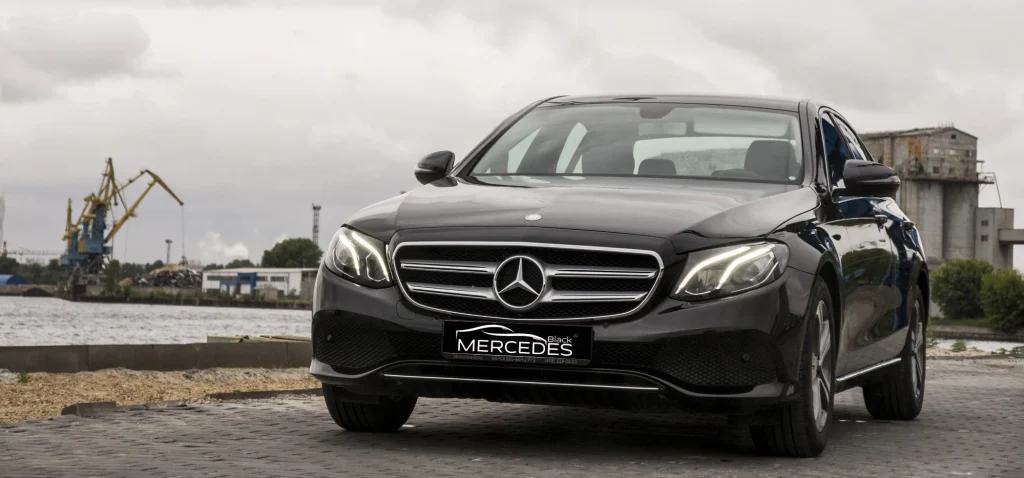 Седан Mercedes-Benz E213 черный