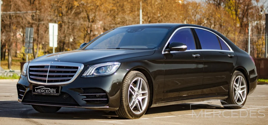 Черный седан Mercedes S222 (рестайлинг)