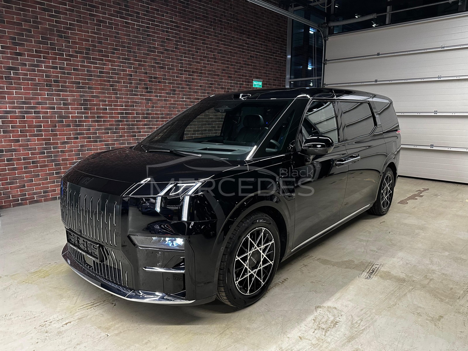 Аренда минивэна Zeekr 009 с водителем - заказать прокат автомобиля