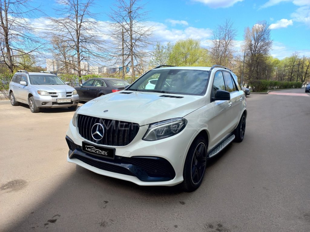 Белый джип Mercedes-Benz GLE