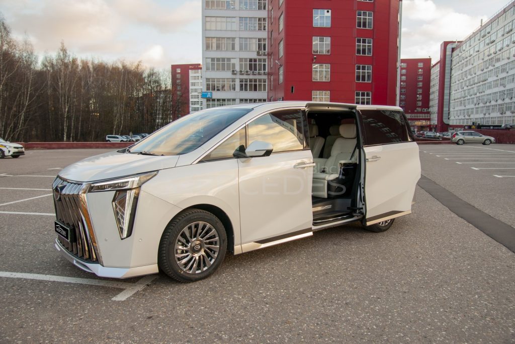 Минивэн GAC M8 белый  6 мест