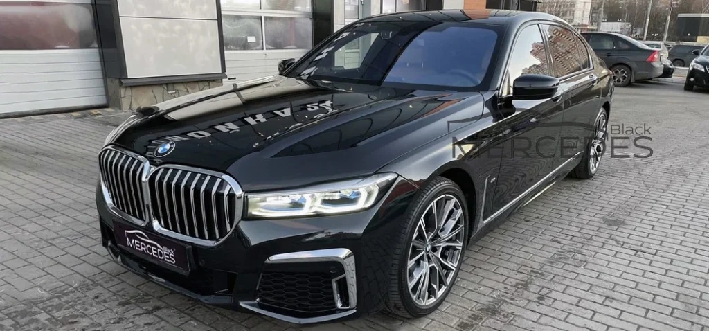 Черный седан BMW 7 NEW
