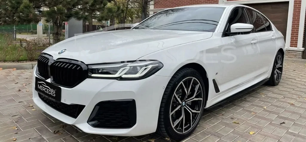 Белый седан BMW 5 VII G30/G31