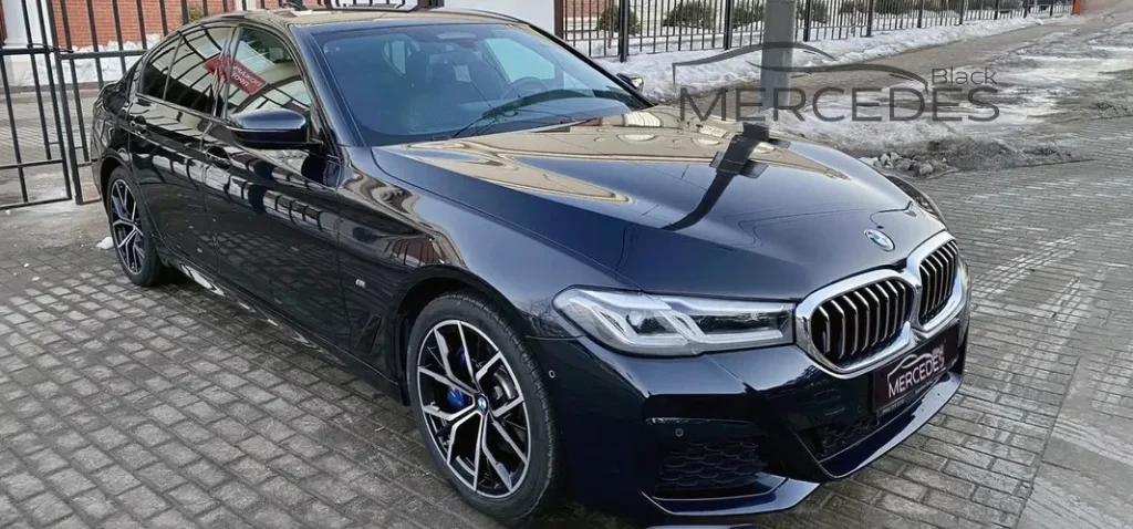 Черный седан BMW 5 NEW