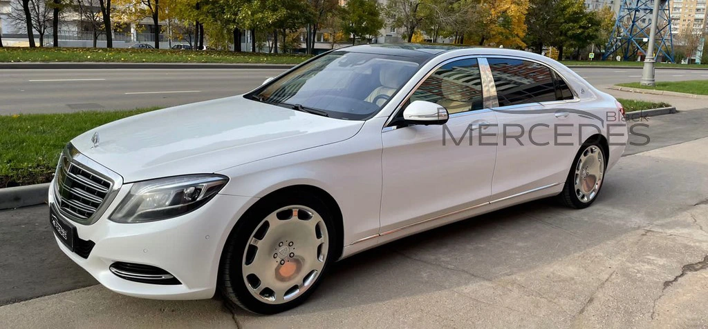 Белый седан Mercedes-Benz Maybach S222