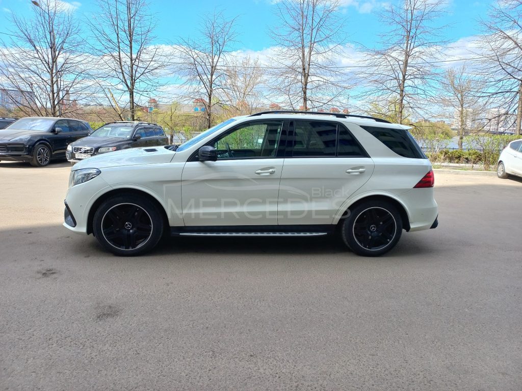Белый джип Mercedes-Benz GLE