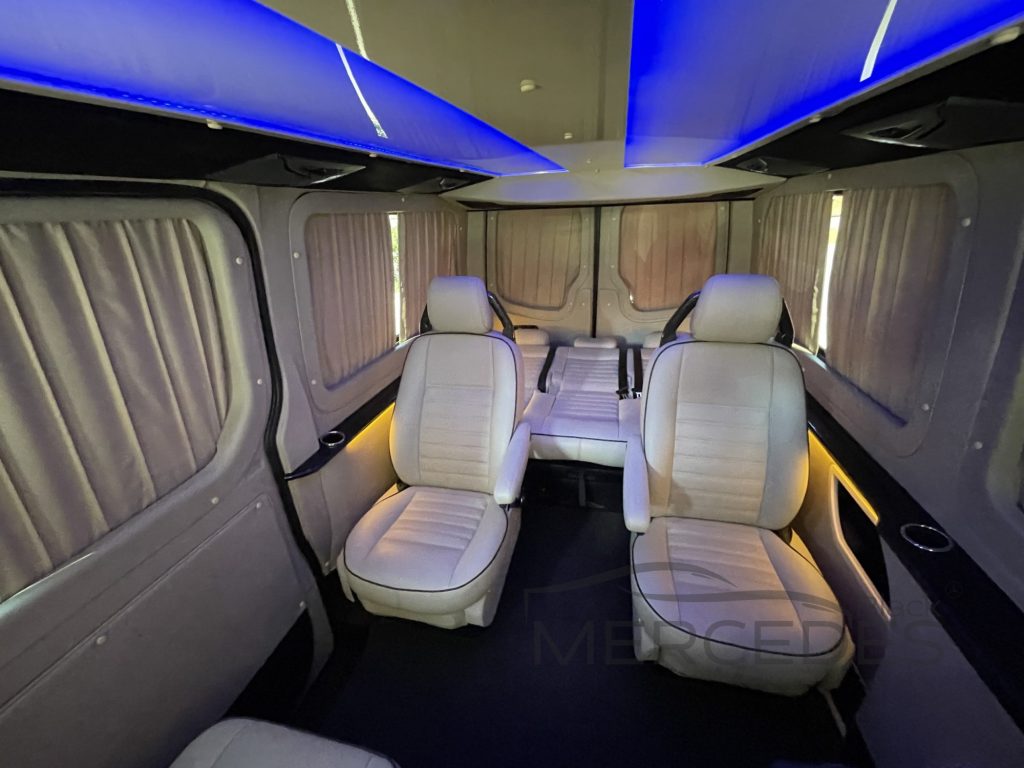 Микроавтобус Mercedes Sprinter VIP черный (10 мест)