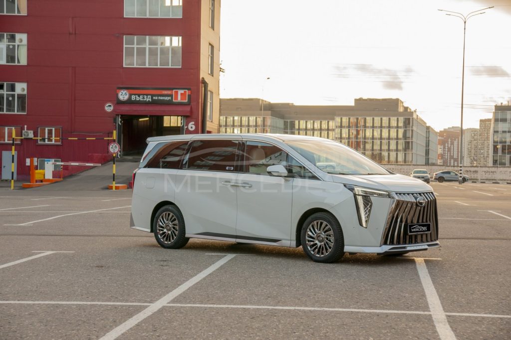 Минивэн GAC M8 белый  6 мест