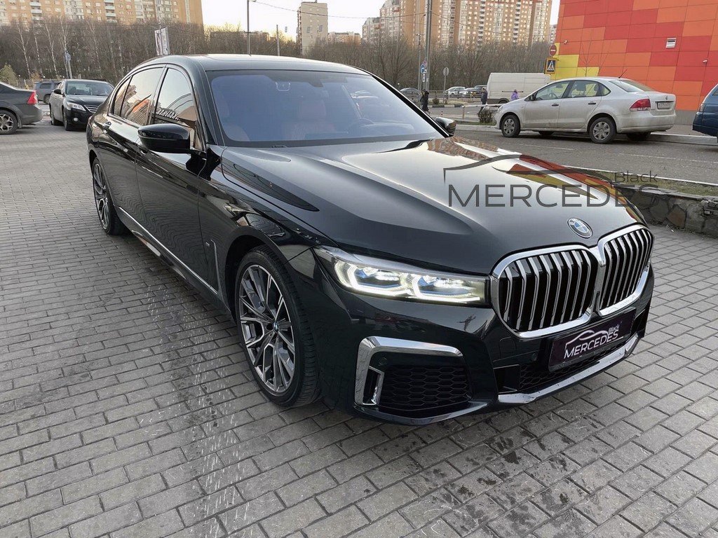 Черный седан BMW 7 NEW