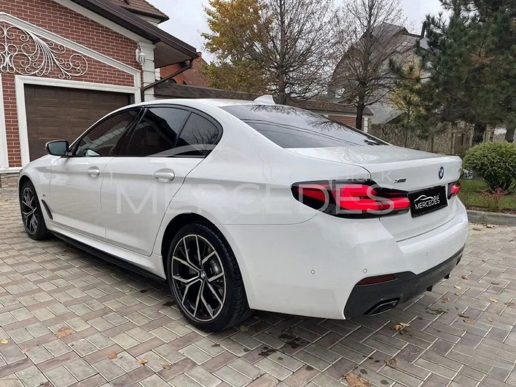 Белый седан BMW 5 VII G30/G31
