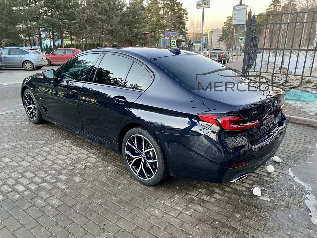 Черный седан BMW 5 NEW