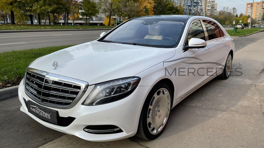 Белый седан Mercedes-Benz Maybach S222