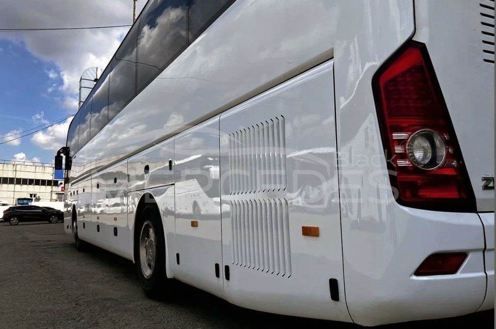 Автобус Yutong белый (53 места)