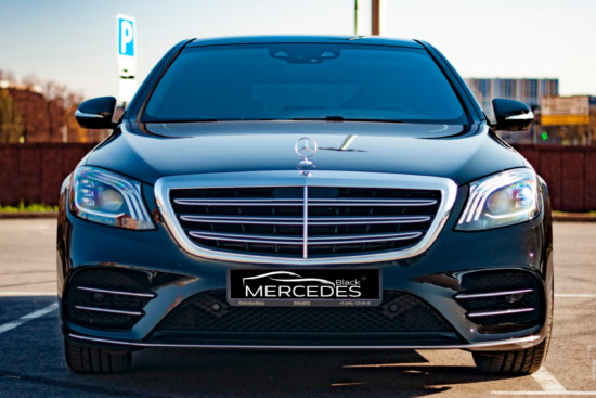 Черный седан Mercedes S222 (рестайлинг)