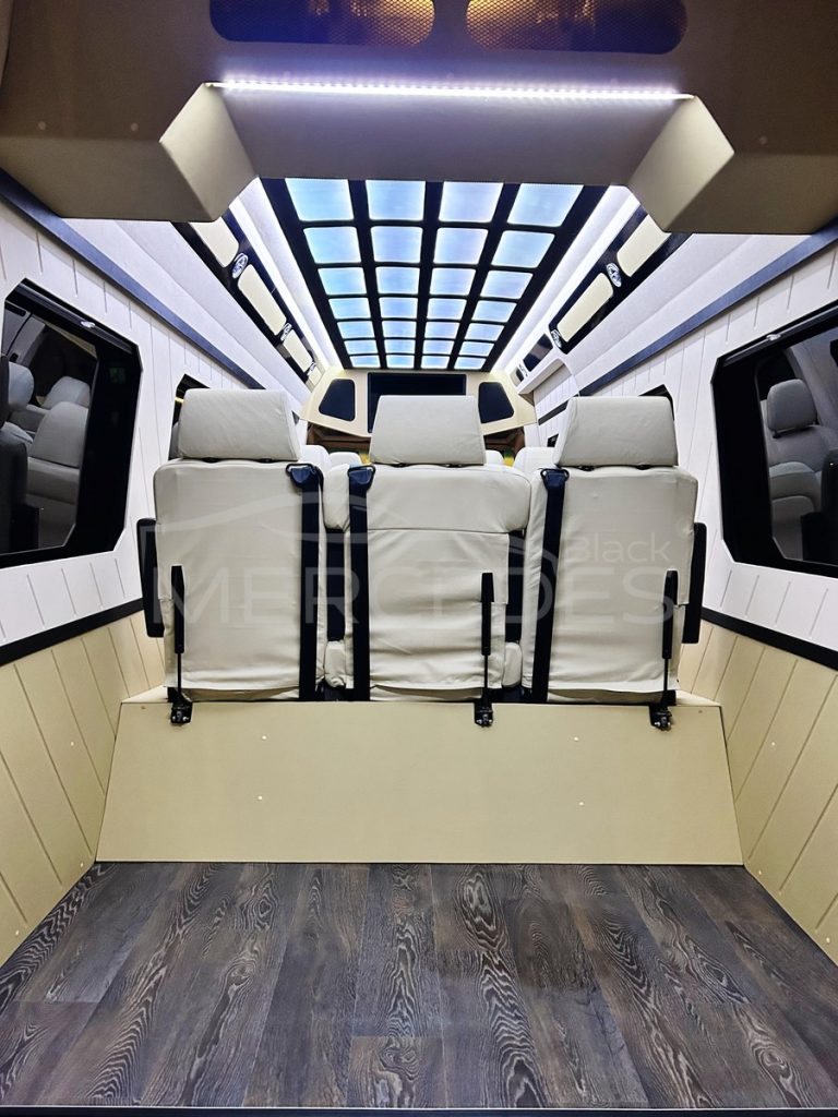 Чёрный микроавтобус Mercedes-Benz Sprinter VIP  8 мест