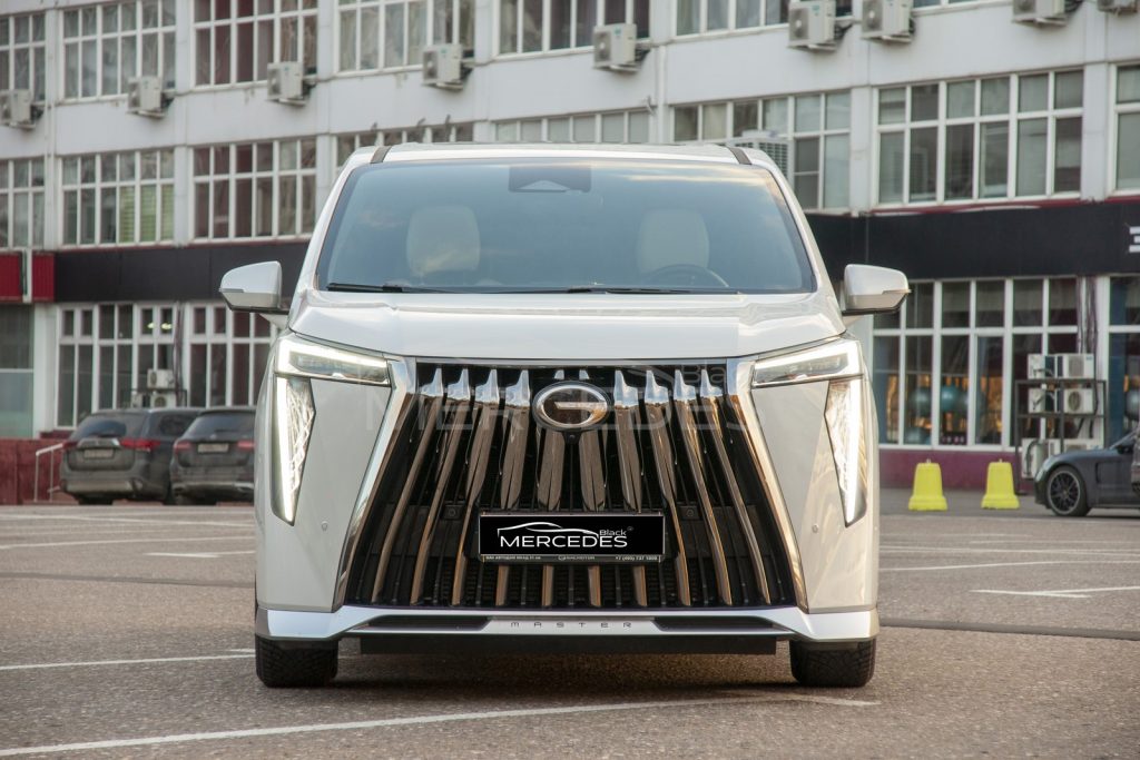 Минивэн GAC M8 белый  6 мест