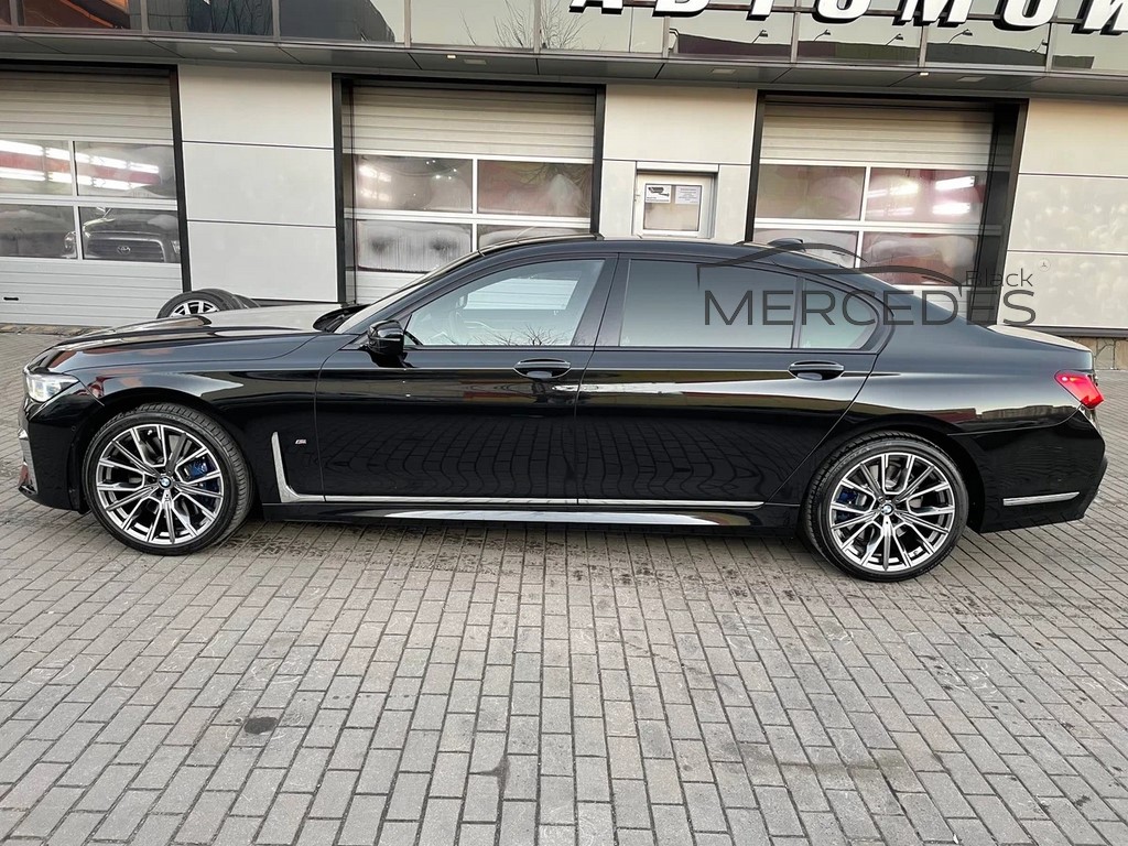 Черный седан BMW 7 NEW