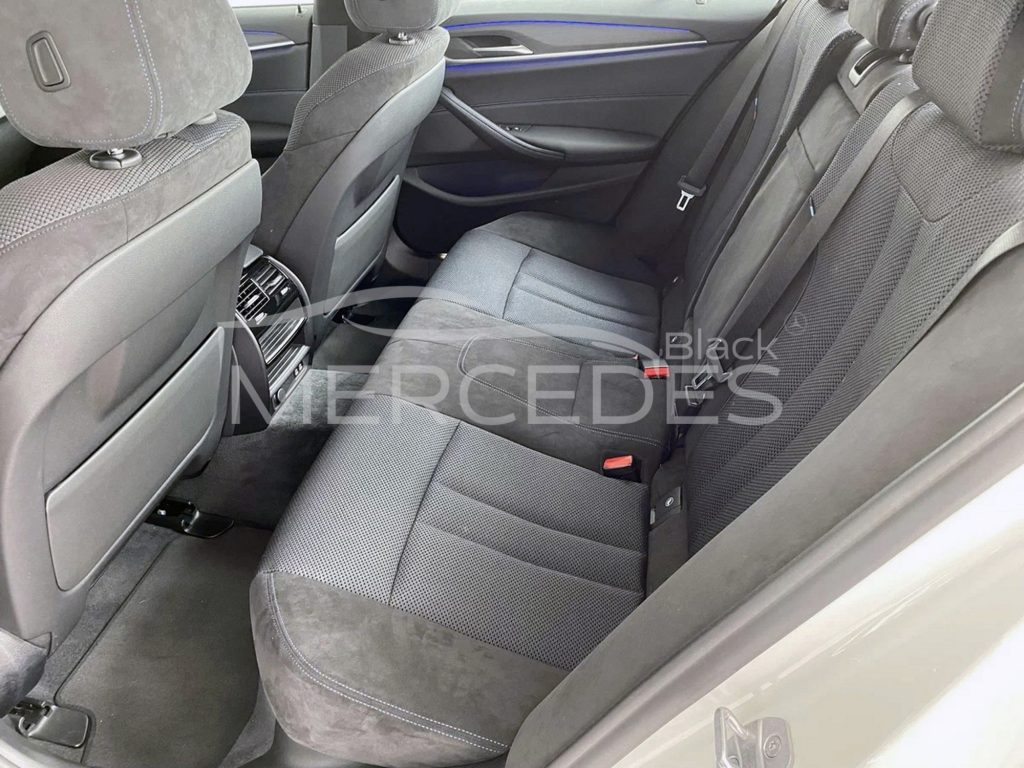 Белый седан BMW 5 VII G30/G31