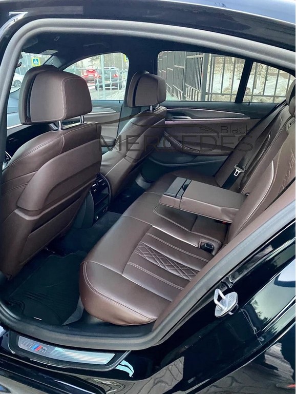 Черный седан BMW 5 NEW