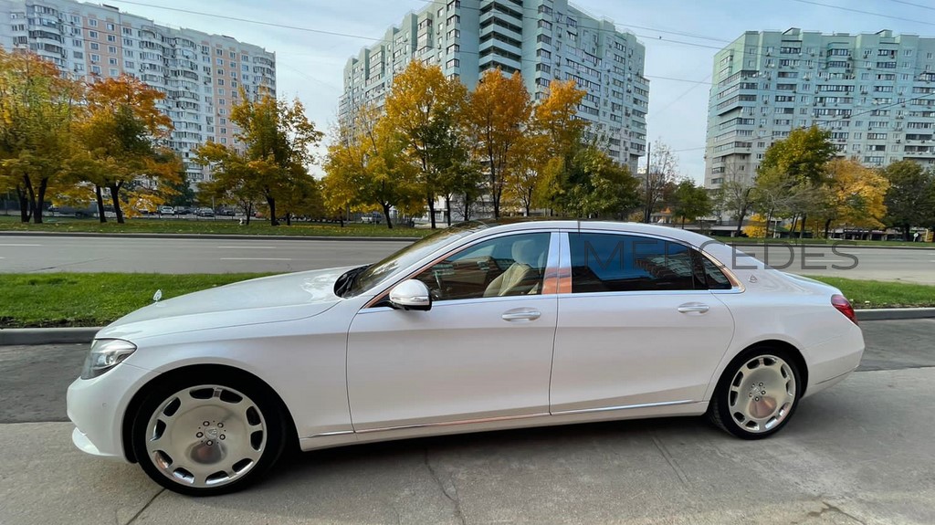 Белый седан Mercedes-Benz Maybach S222