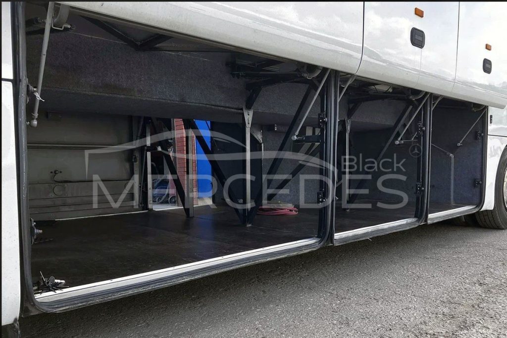 Автобус Yutong белый (53 места)