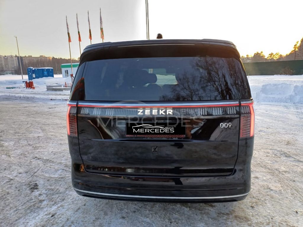 Минивэн с капитанскими креслами Zeekr 009