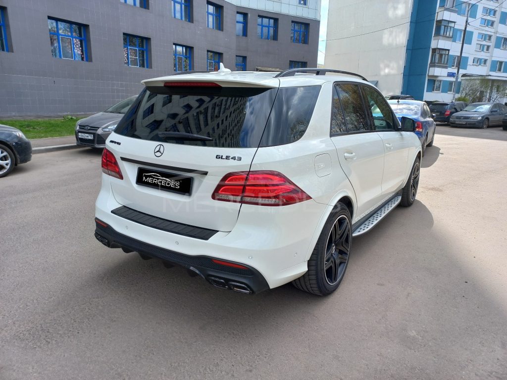 Белый джип Mercedes-Benz GLE