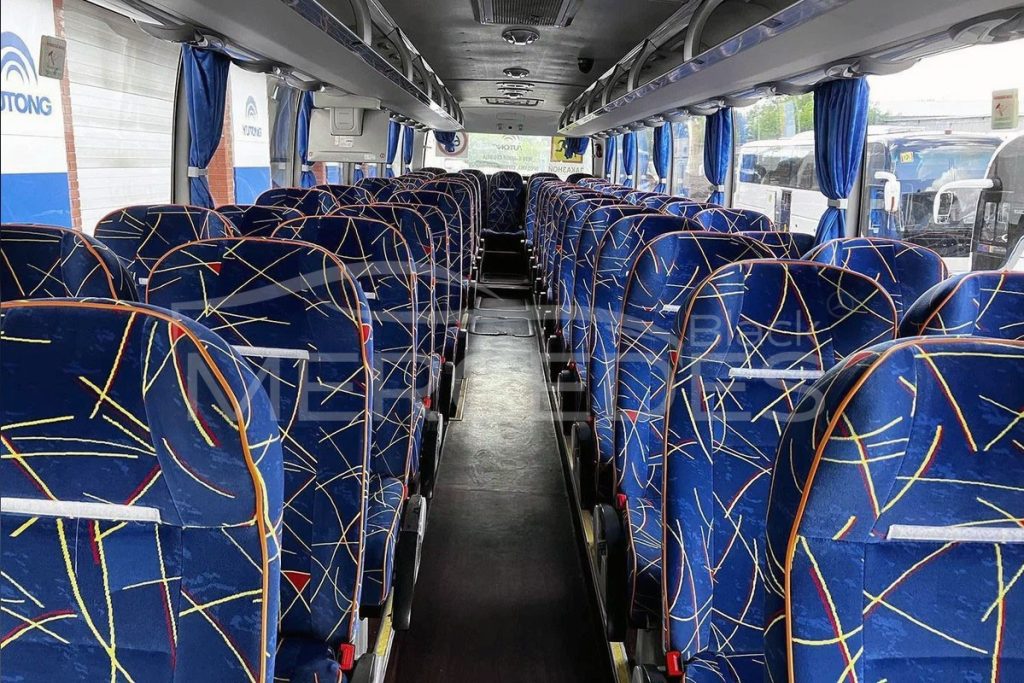 Автобус Yutong белый (53 места)