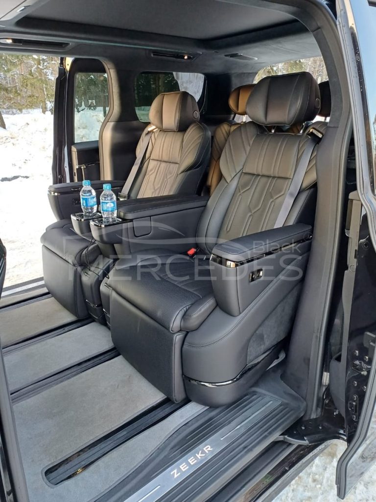 Минивэн с капитанскими креслами Zeekr 009