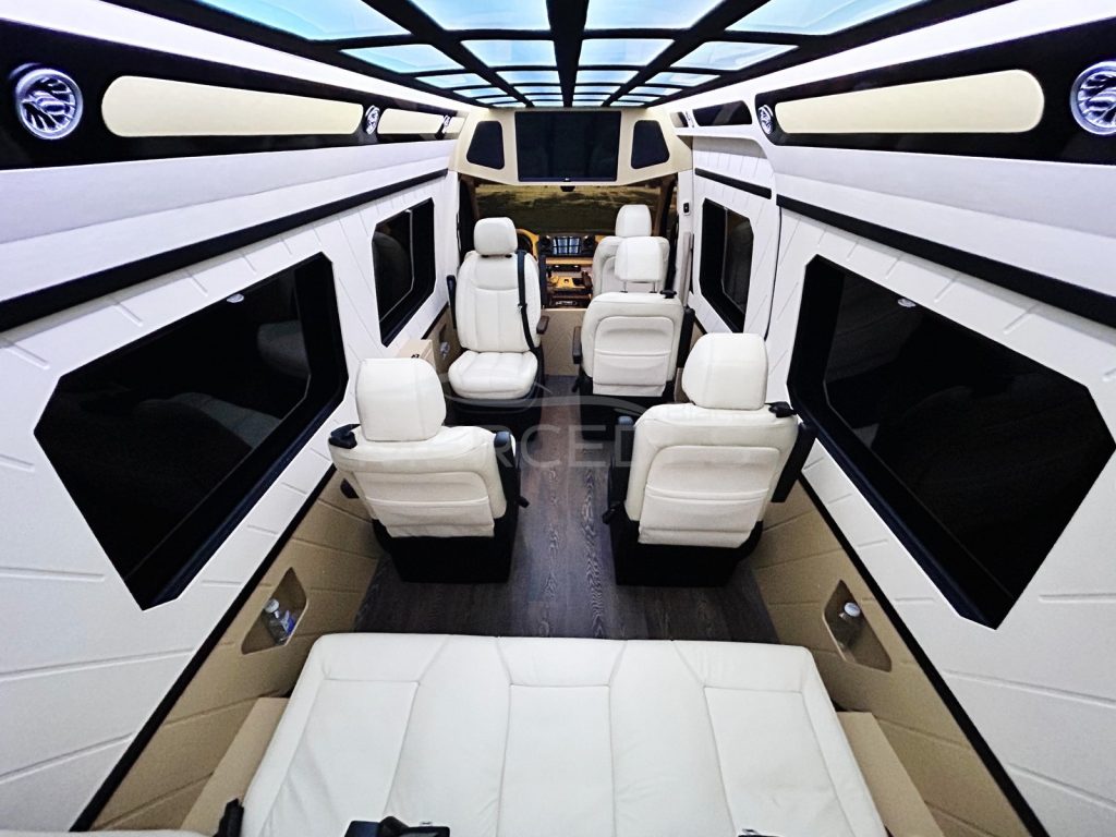 Чёрный микроавтобус Mercedes-Benz Sprinter VIP  8 мест