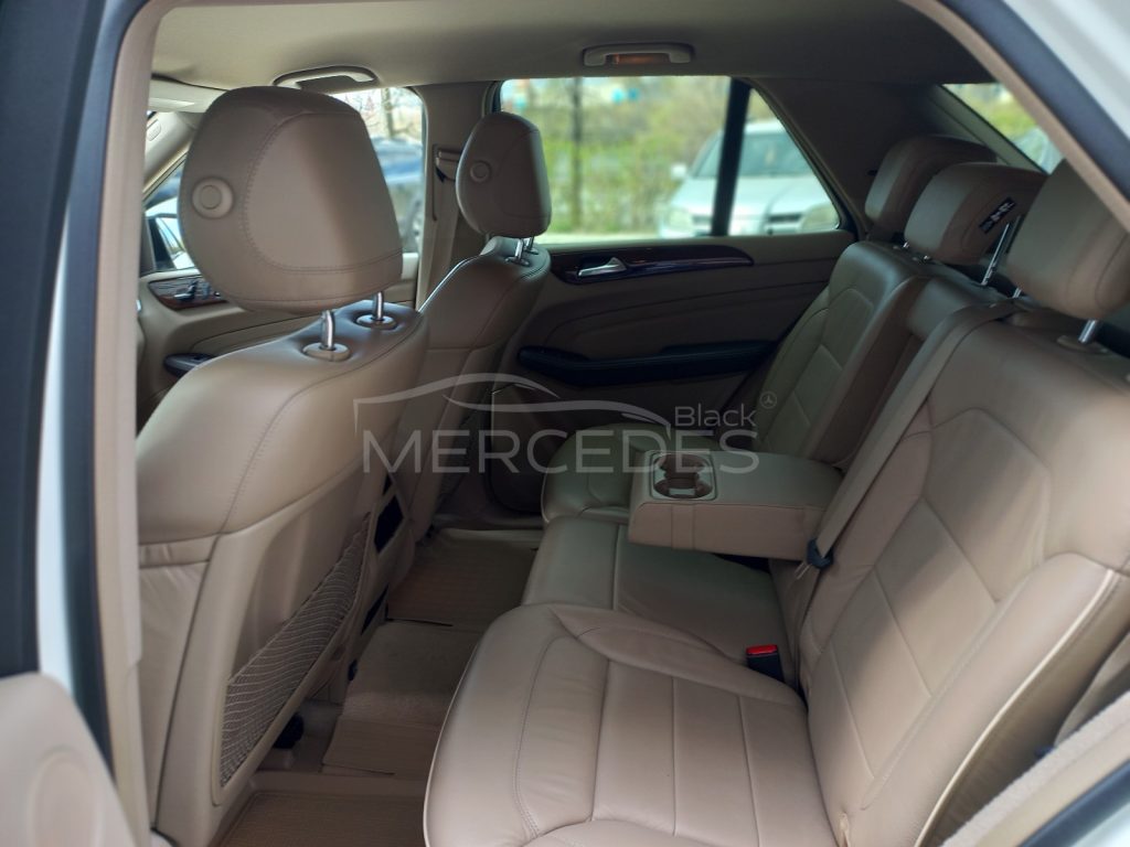 Белый джип Mercedes-Benz GLE