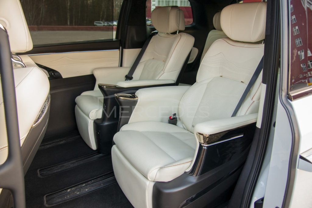 Минивэн GAC M8 белый  6 мест