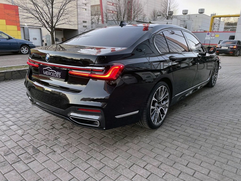 Черный седан BMW 7 NEW