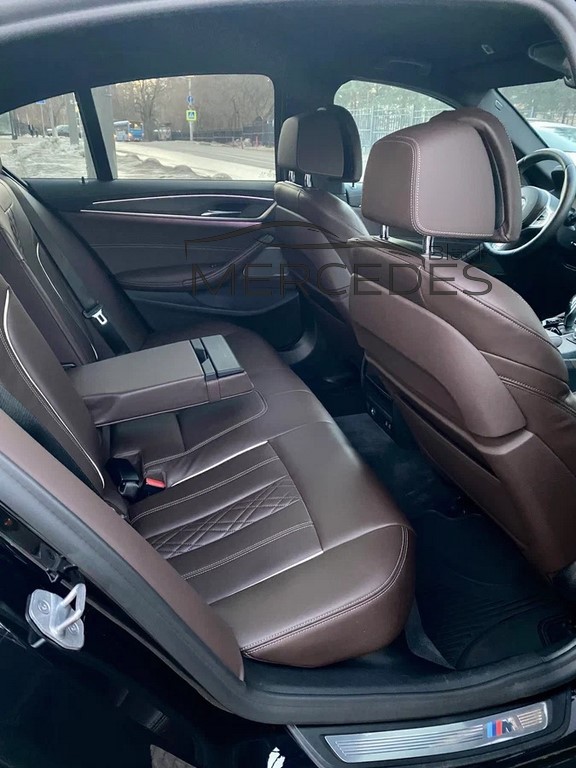 Черный седан BMW 5 NEW