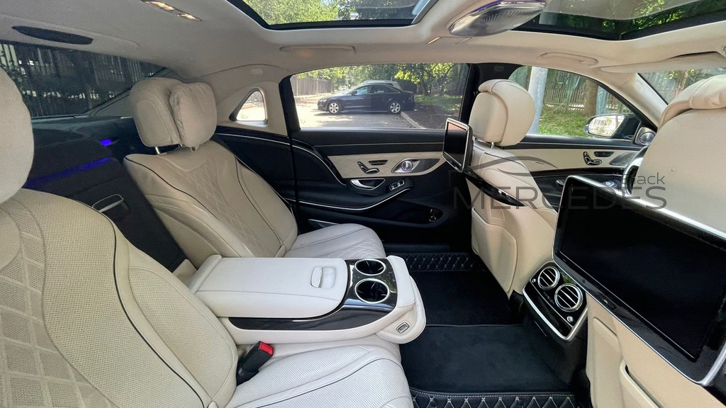 Белый седан Mercedes-Benz Maybach S222