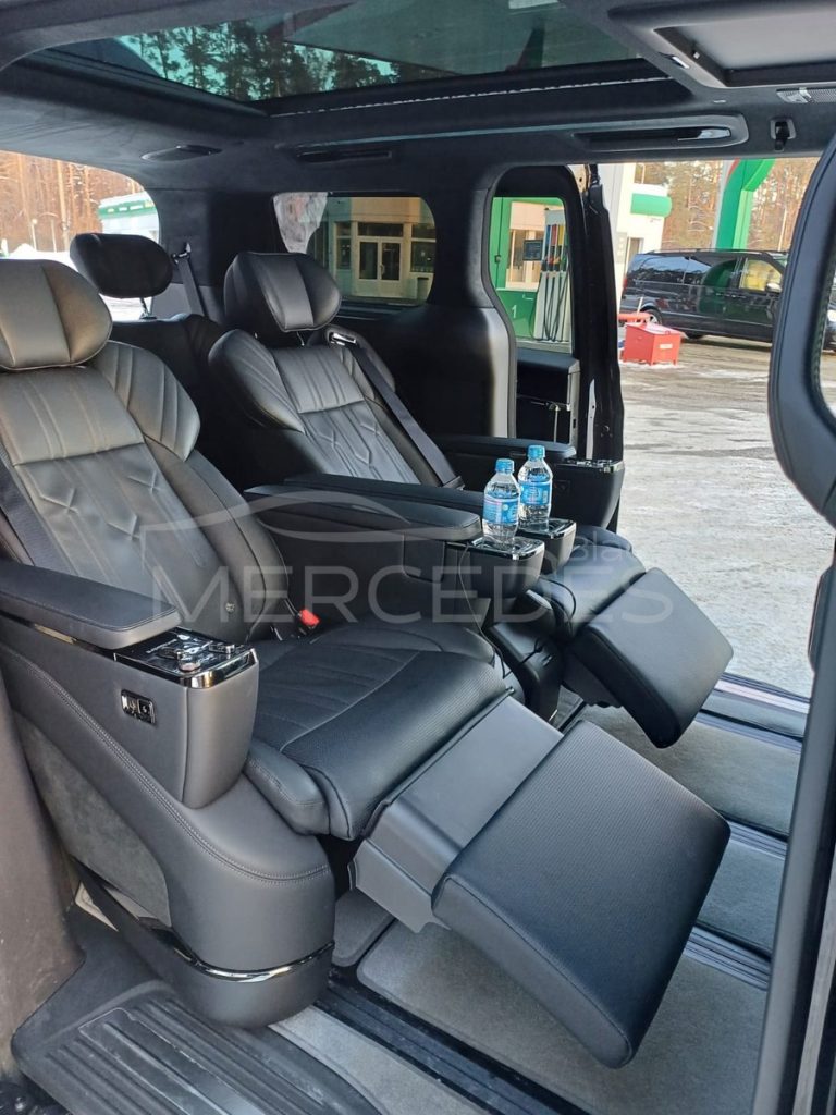 Минивэн с капитанскими креслами Zeekr 009