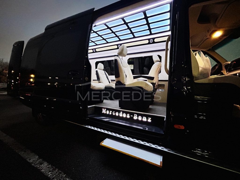 Чёрный микроавтобус Mercedes-Benz Sprinter VIP  8 мест