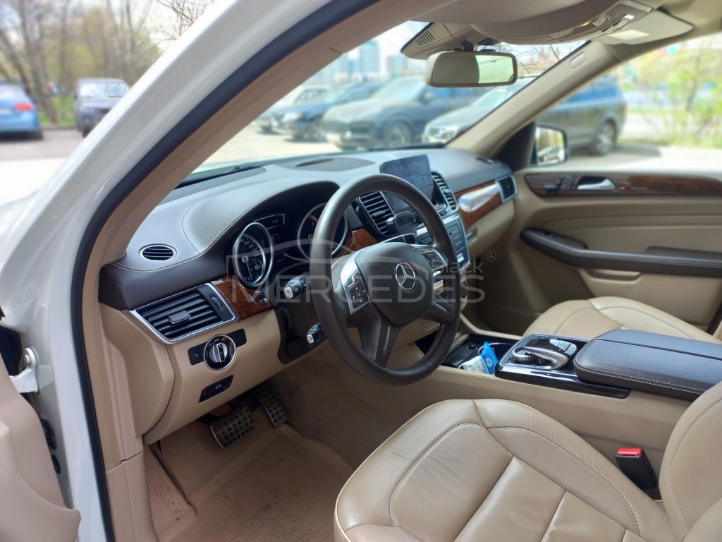 Белый джип Mercedes-Benz GLE