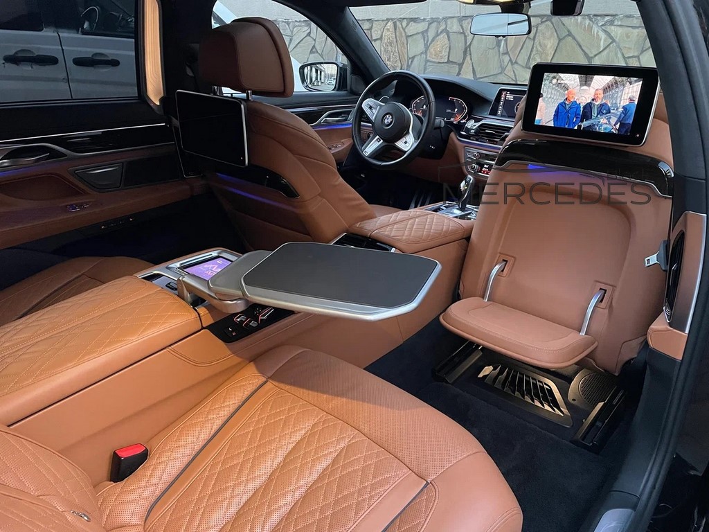 Черный седан BMW 7 NEW