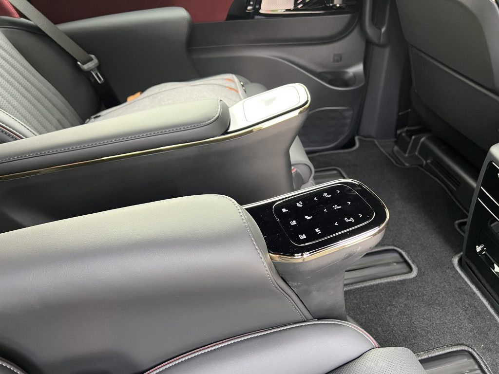 Минивен бизнес класса GAC M8 (6 пассажиров)