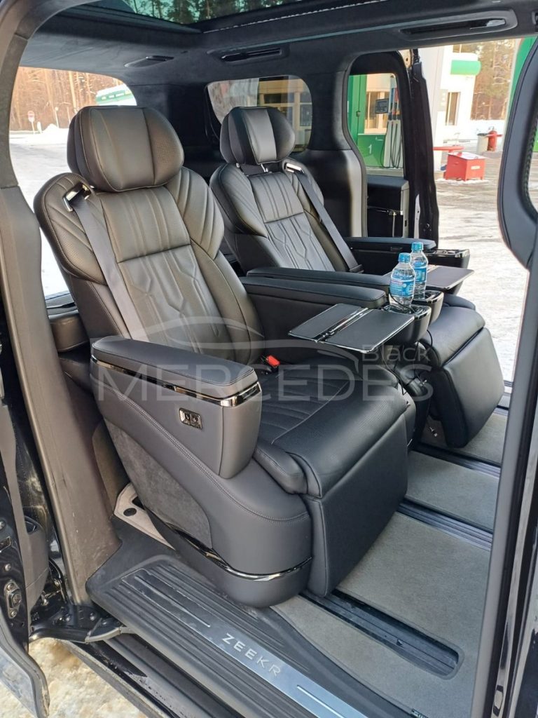 Минивэн с капитанскими креслами Zeekr 009