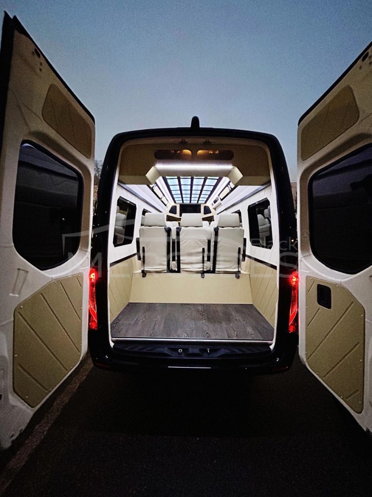 Чёрный микроавтобус Mercedes-Benz Sprinter VIP  8 мест