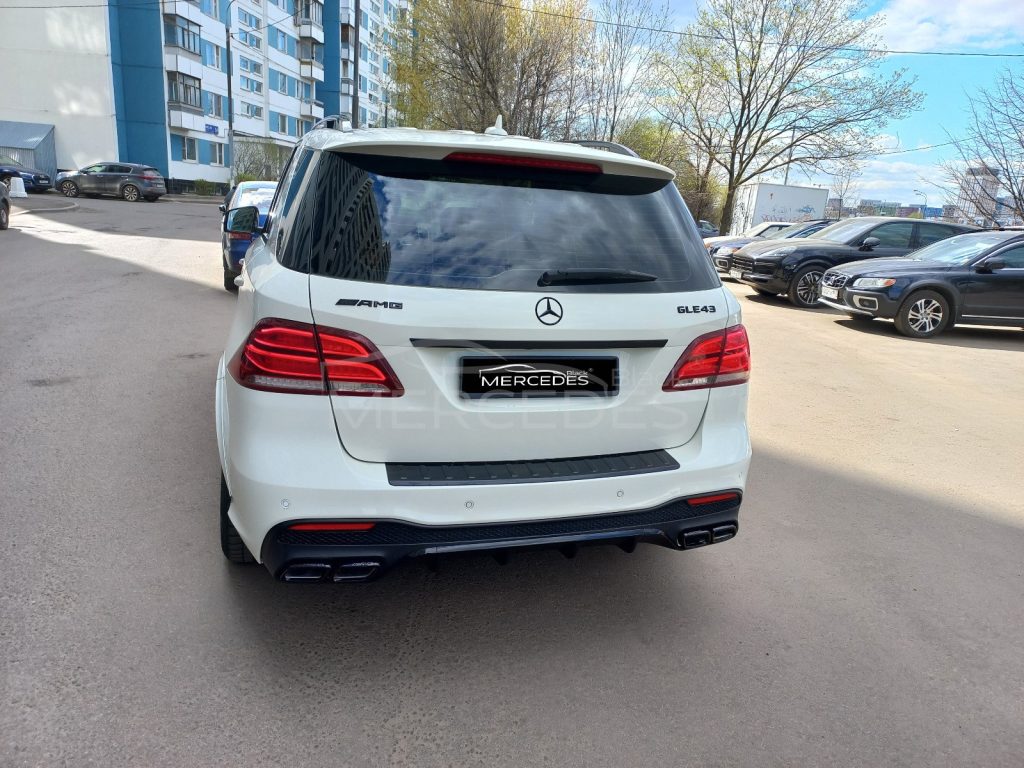 Белый джип Mercedes-Benz GLE