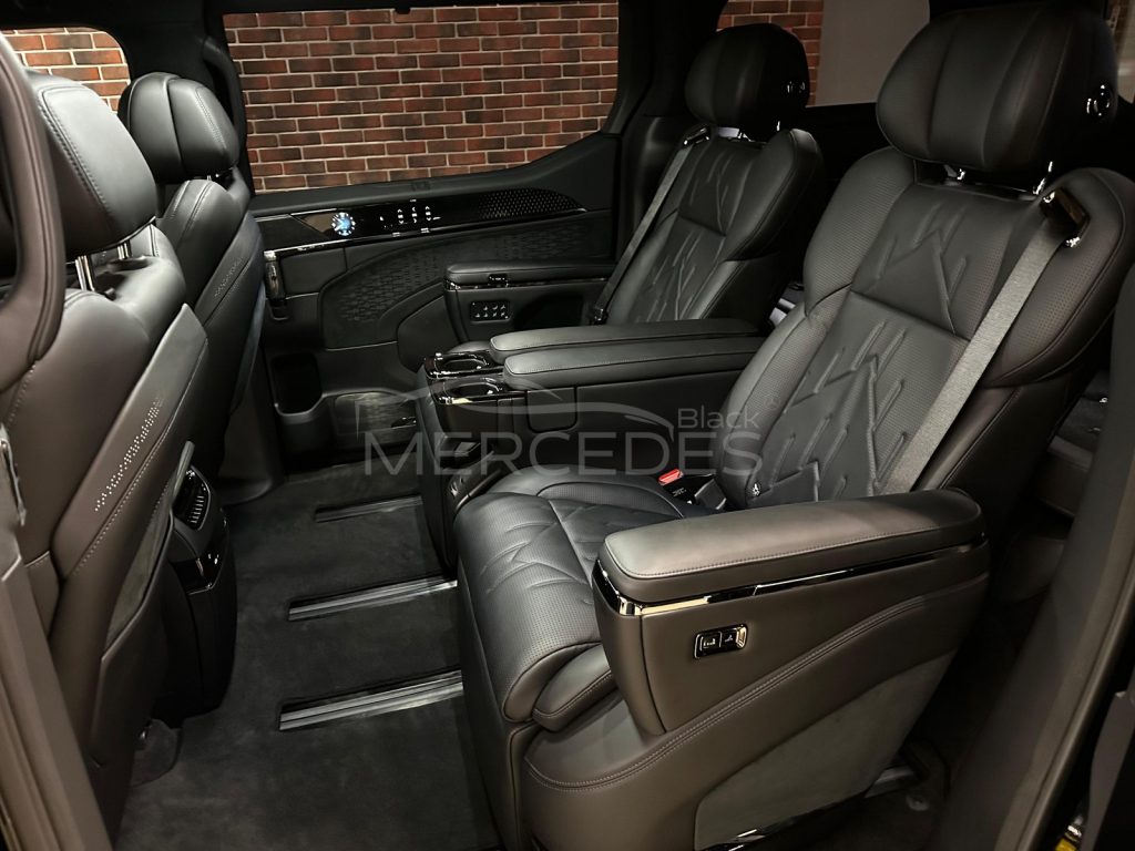 Минивэн с капитанскими креслами Zeekr 009