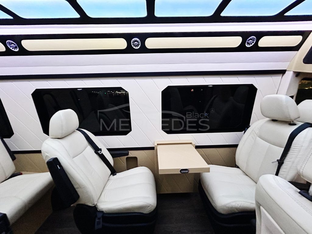 Чёрный микроавтобус Mercedes-Benz Sprinter VIP  8 мест