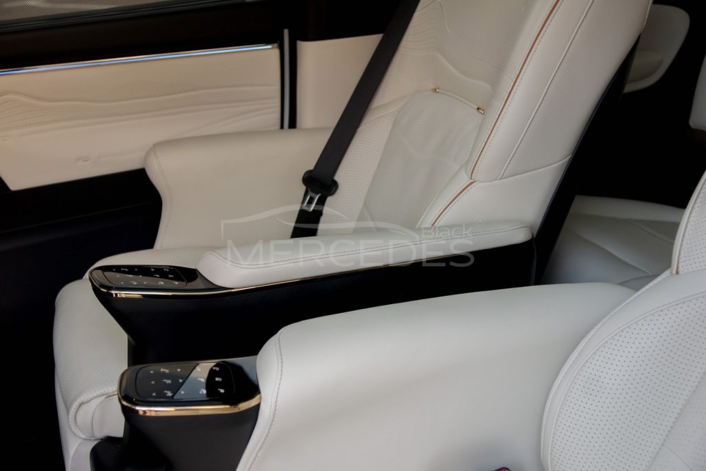 Минивэн GAC M8 белый  6 мест