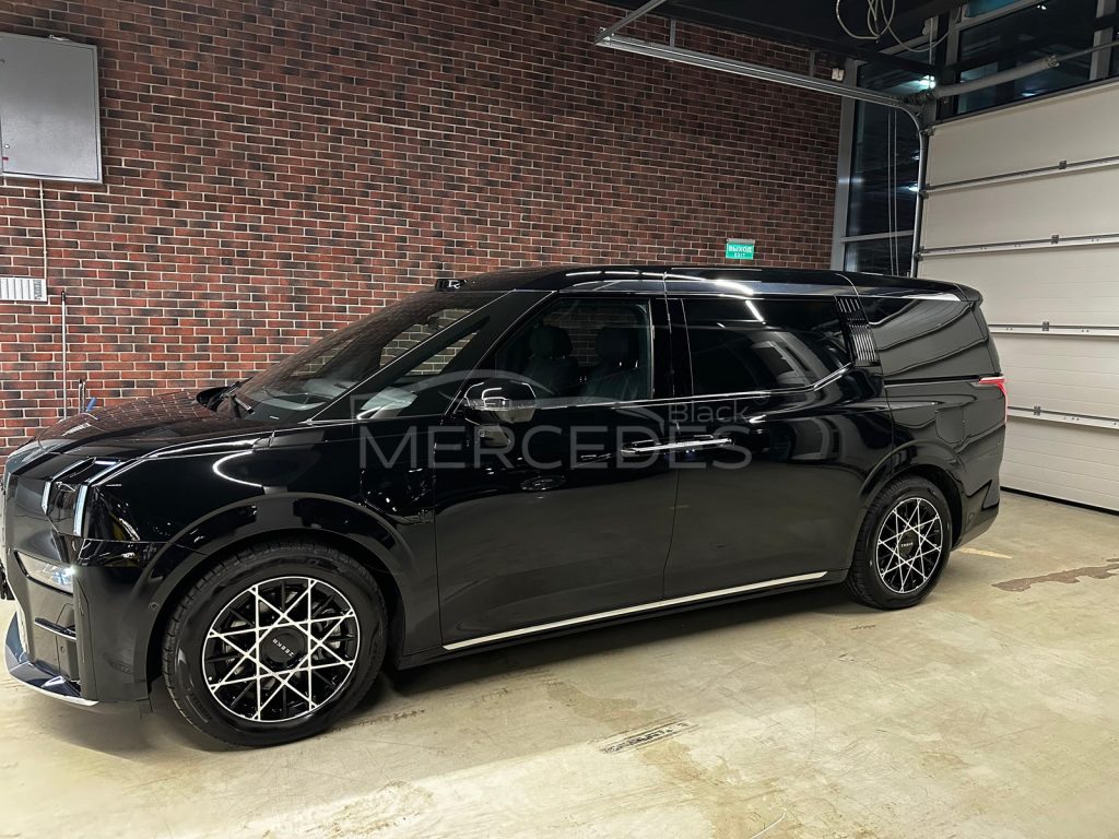 Минивэн с капитанскими креслами Zeekr 009