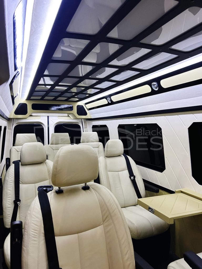 Чёрный микроавтобус Mercedes-Benz Sprinter VIP  8 мест